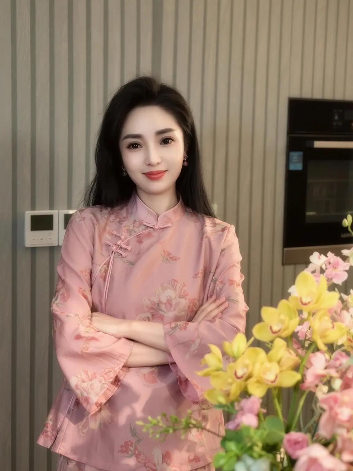 钱是底气，美是底线，一个女人最好的投资就是赚钱和变美