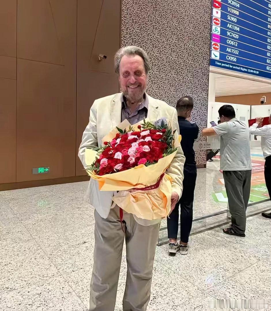 马斯克他爹埃罗尔最近跑到广东来了，这老爷子今年整整80岁。照片里一看，满脸络腮胡