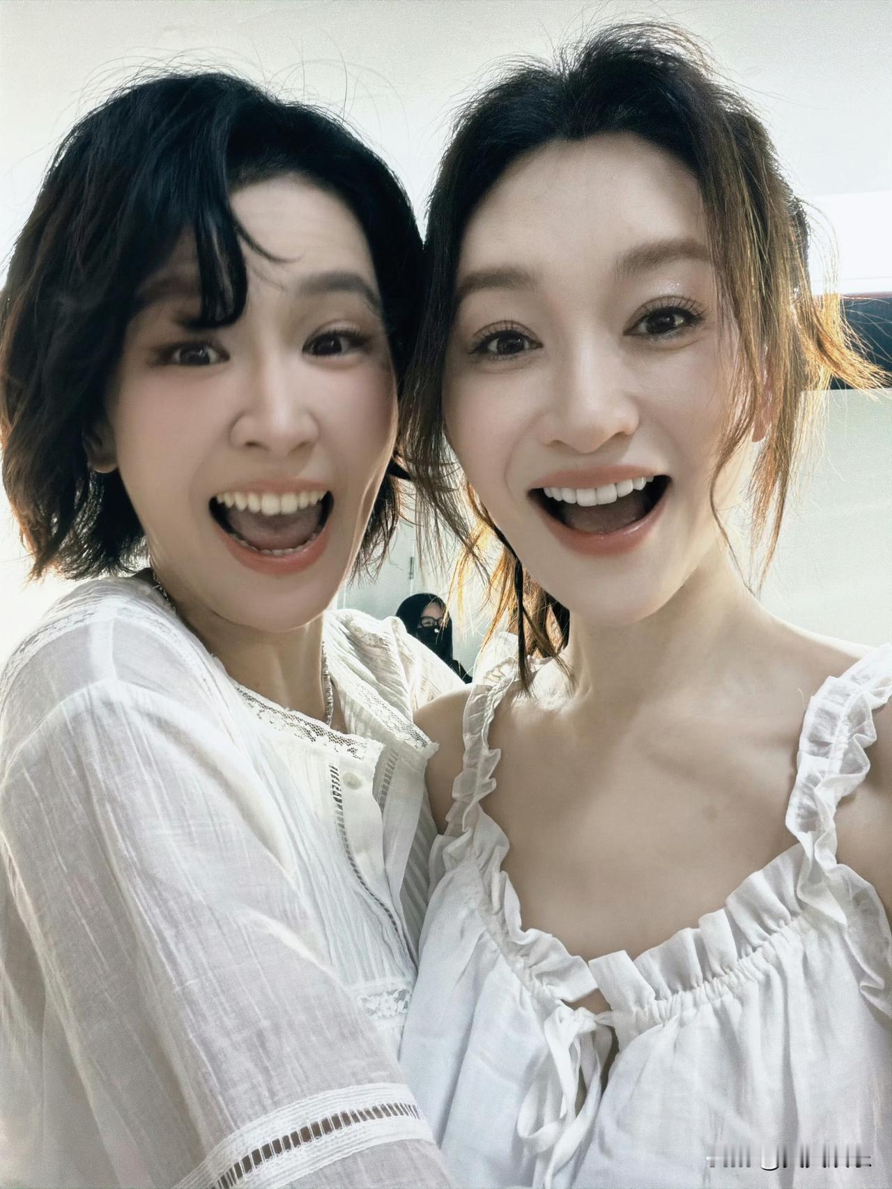 李小冉，于8月31日在
社交平台晒出《乘风》姐姐们聚会美照。并配文:
“芒果夜小