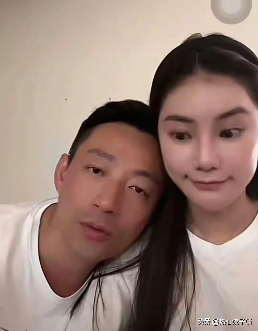 筱梅是个很聪明的人，在和小菲时说，这首音乐背景是我对我老公的爱。小菲连忙说，谢谢