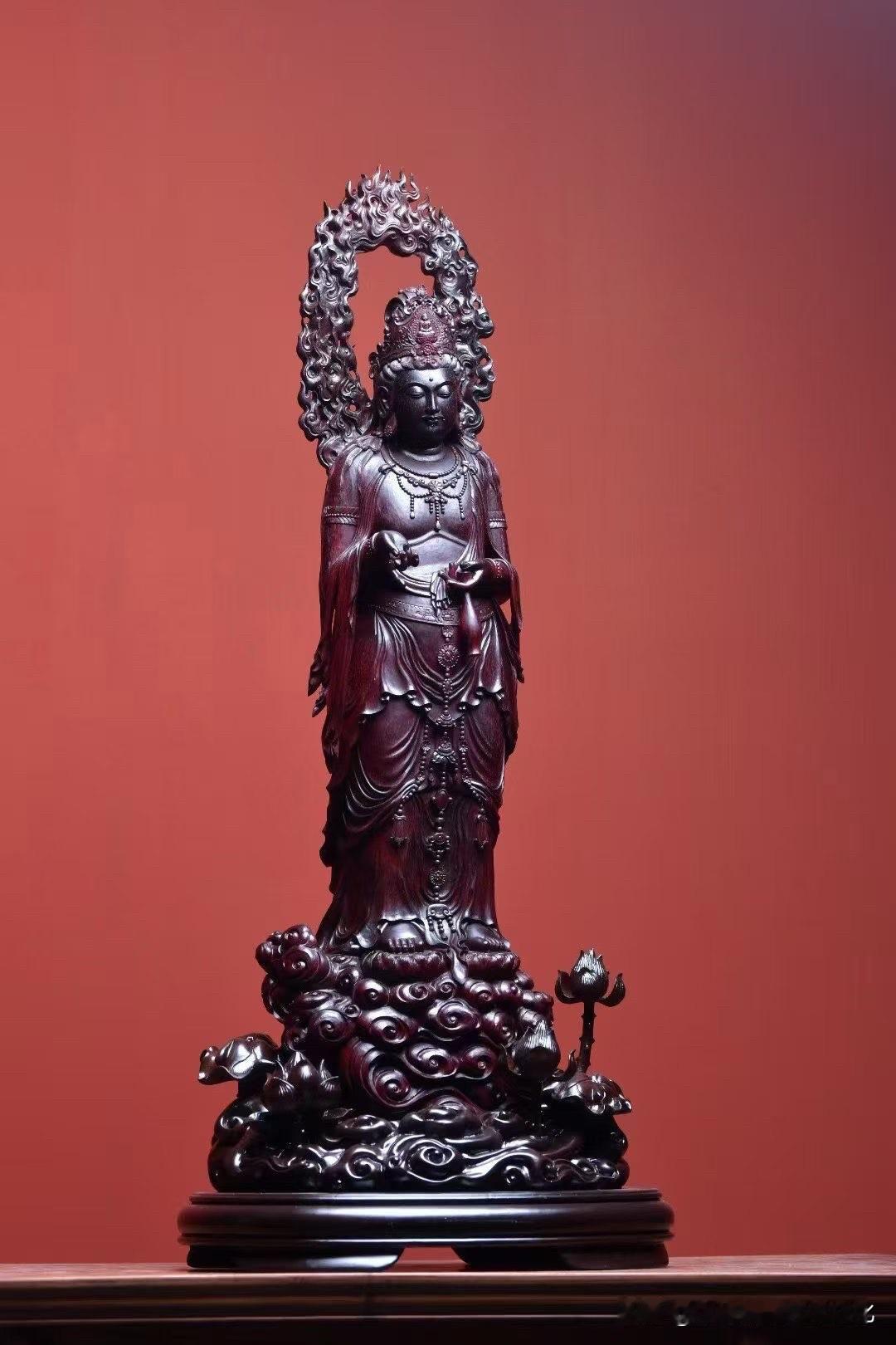 这尊观音，是“慢下来”的。

小叶紫檀的深色，把一切情绪都收住了，
没有明亮的张