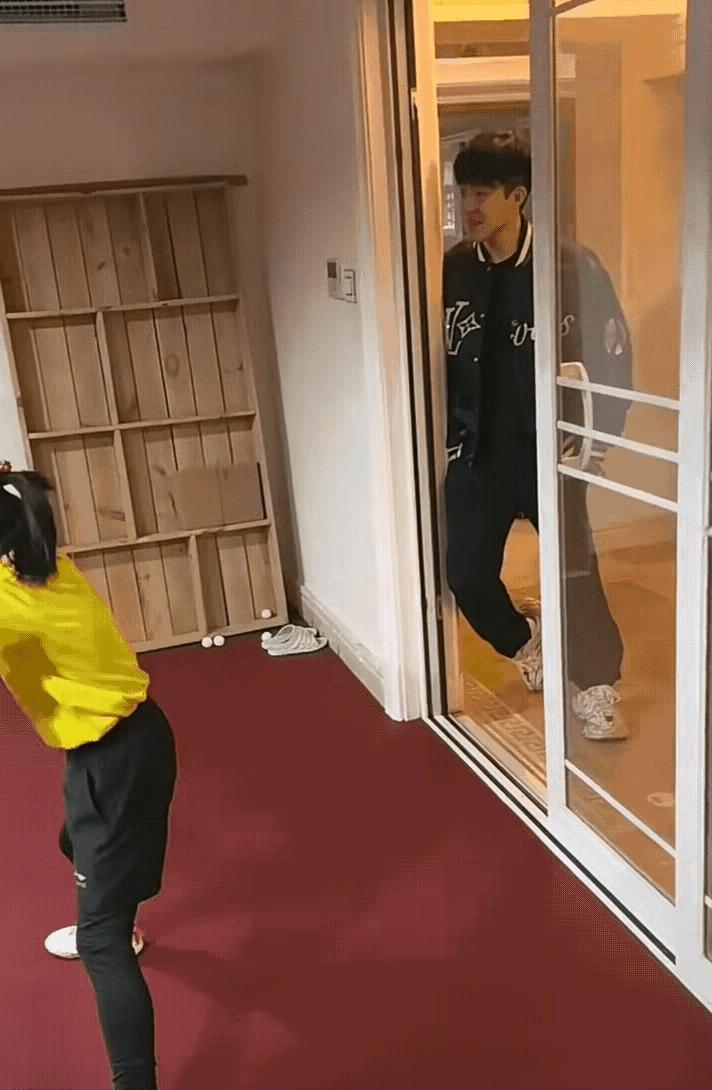【哭】
笑笑看见大头：叔叔好！
笑笑看见莎莎：姐姐好！
大头：……我走还不行吗…