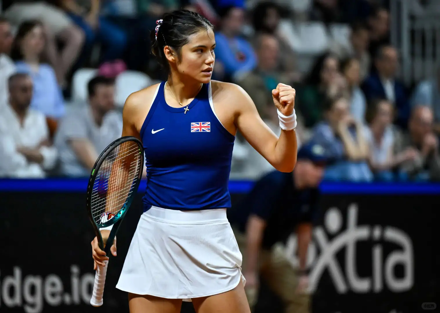 有没有发现什么有趣的？拉杜卡努疑似更换球拍，从wilson blade 换为了 