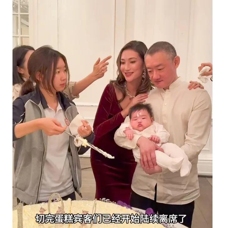 汪雨的大女儿一点也没有排斥崔璨呢，在崔璨女儿的百日宴上，竟然可以拿起话筒说，希望