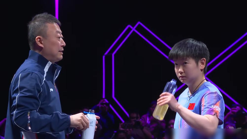 你敢信？孙颖莎丢分后蹲地上抠地板，马琳砸矿泉水瓶吼“搏杀”！收音全漏了
202