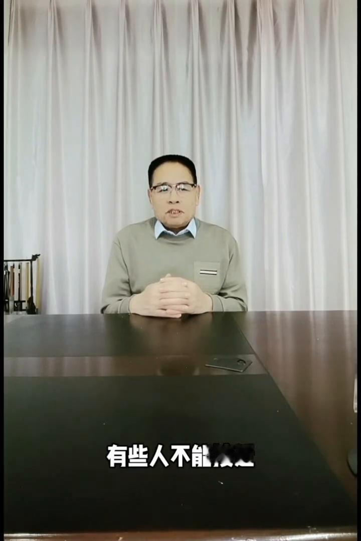 缺"爱"的人往往"饥不择食"。
说句"心理"话，当一个人在童年的时期不被重视，各