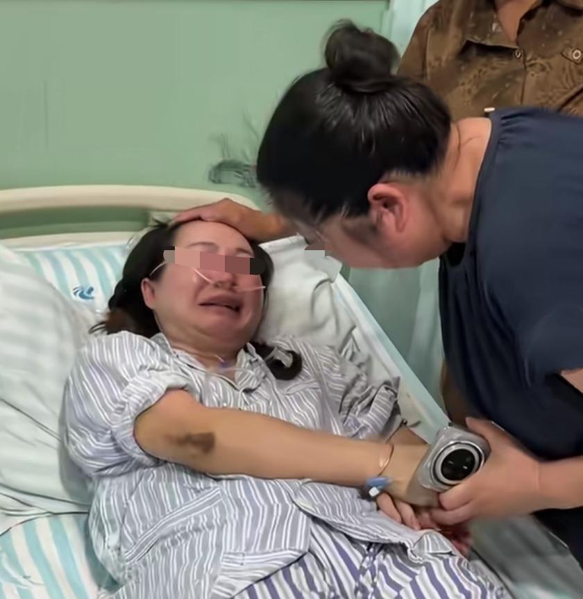 沙沱社区张书记，到医院看望受伤的网格员彭迪，两人一见面，便抱头痛哭。

相信这里