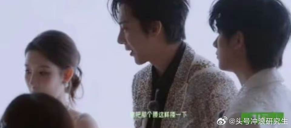 张凌赫帮金靖拽衣服显腰身张凌赫刘宇宁好懂金靖 宽松衣物在剪影拍摄中容易显臃肿，不