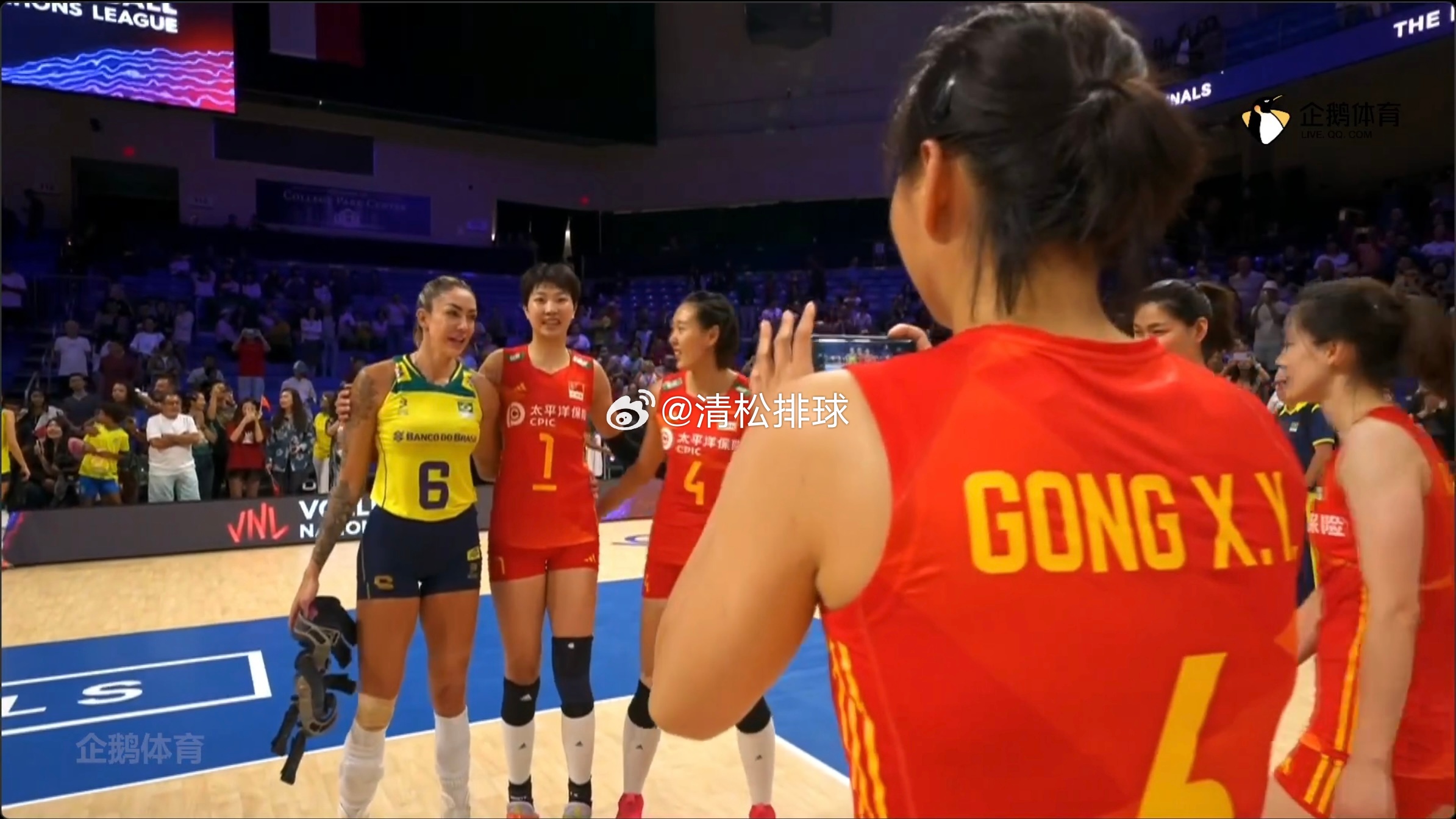 中国女排赛后化身“小迷妹”，纷纷与巴西女排的老将副攻，本场比赛发挥出色的塔伊萨合