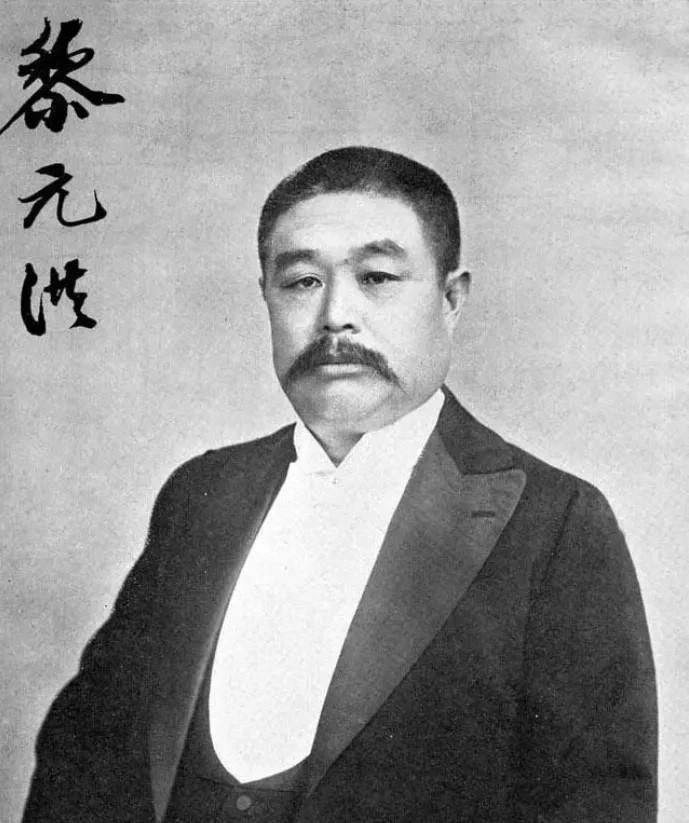 [微风]1966年6月，一伙人拿着铁锹来到了武汉华中师范学院校园内，准备挖掘民国