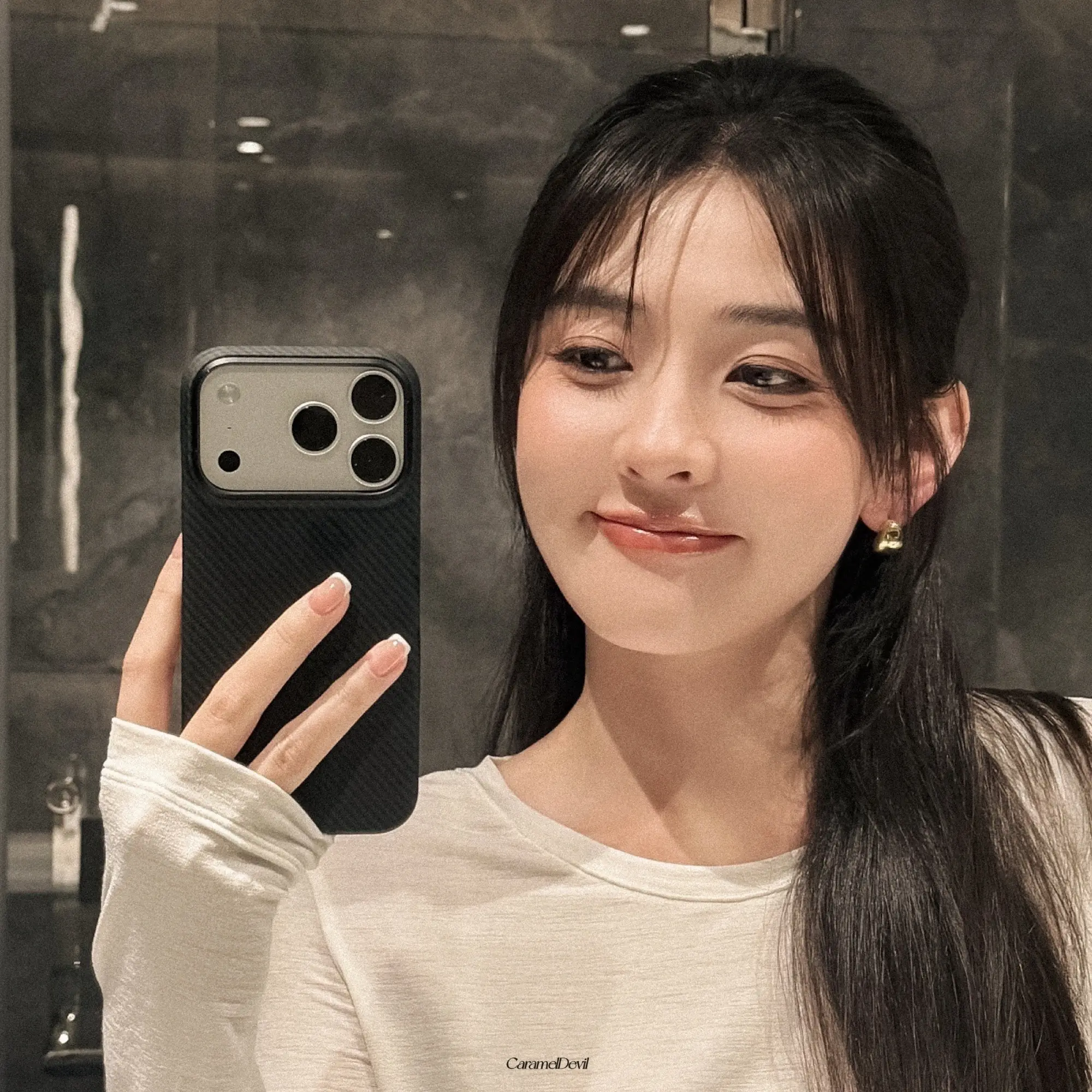 梁洁。