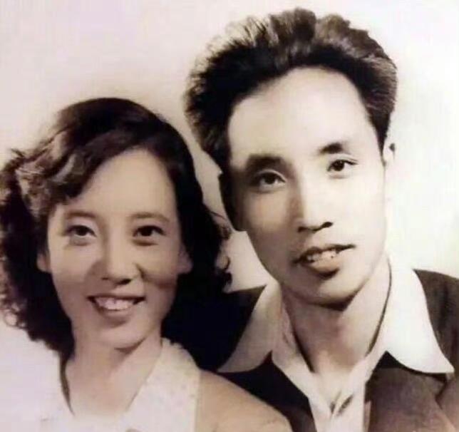 葛优父母，一张罕见的合影，这张照片拍摄于上世纪50年代中期的北京，是演员葛存壮与