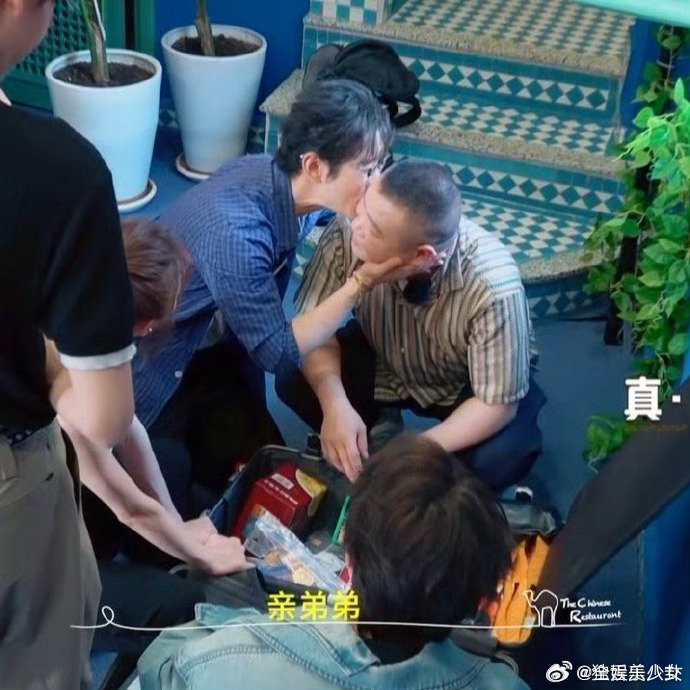 黄晓明[超话]黄晓明亲了岳云鹏这幕简直是《中餐厅》快乐源泉天花板！黄晓明亲完还一