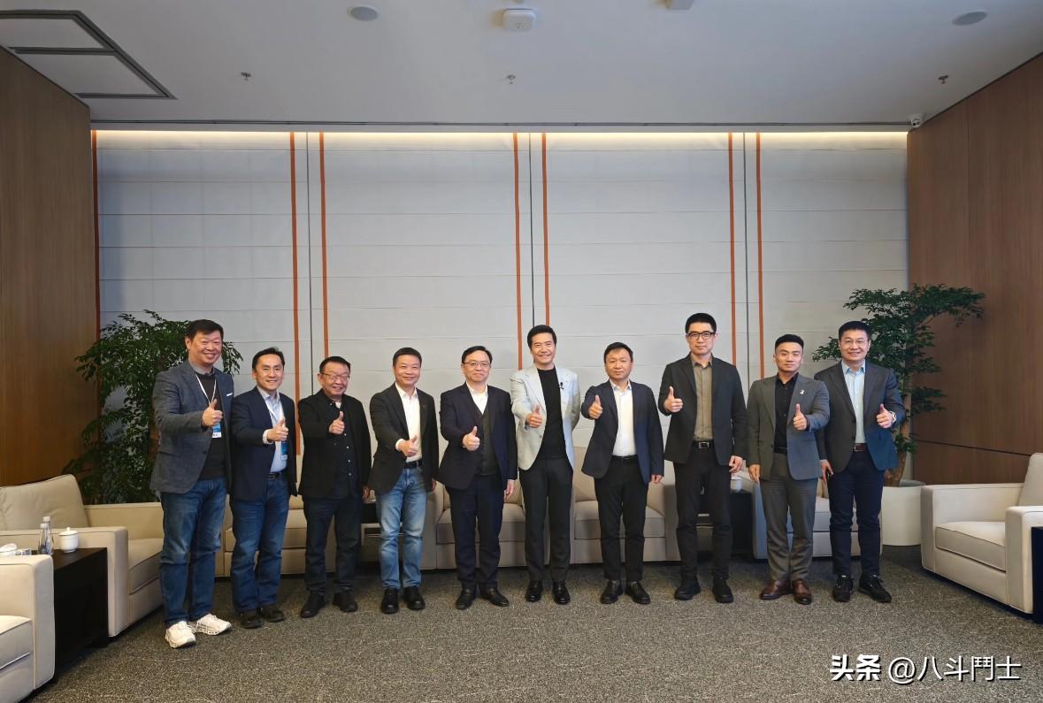 新小米 SU7 发布，依旧良心价 21 万起，更值得注意的是这次参加发布会的一众