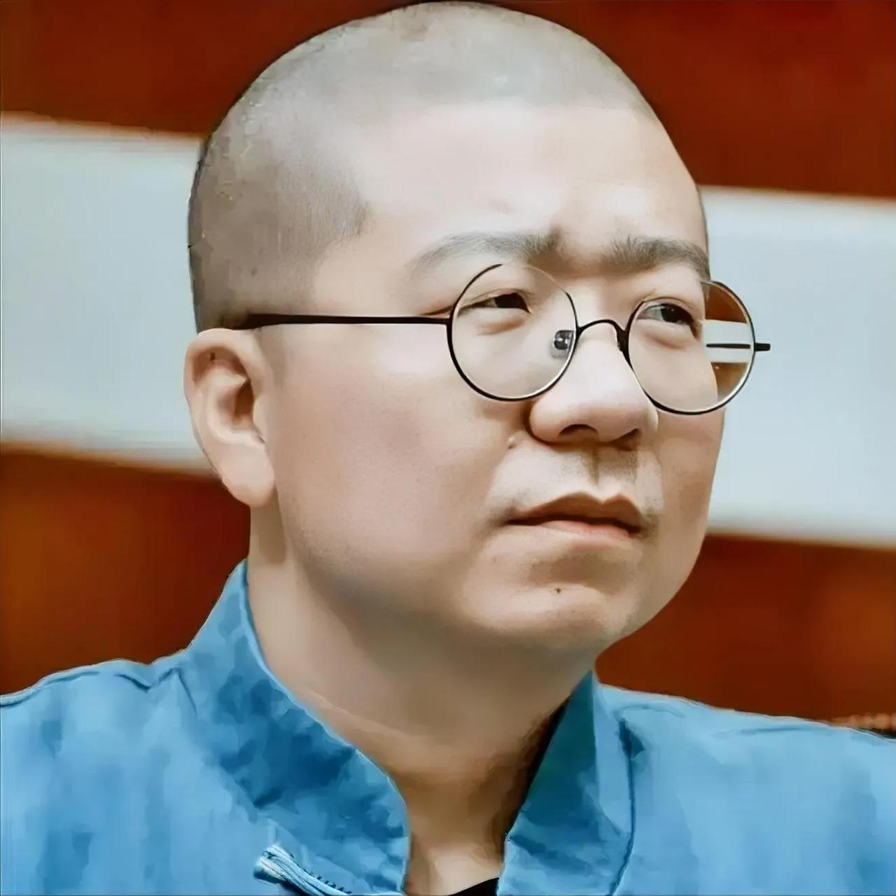 笑果文化这次因为八个字被罚了1300多万，而且相关演员也受到处分。
有人说，因为