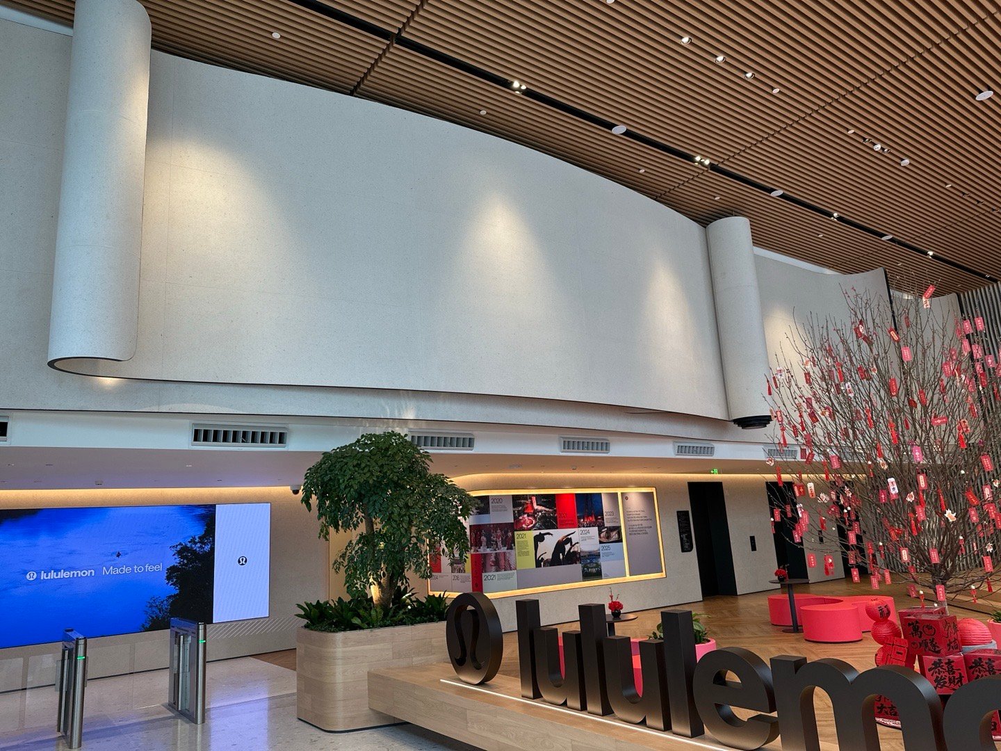 这辈子如果一定要上班的话，那我也要找一家自带健身房的公司。蹲腿之后最好还能洗个澡