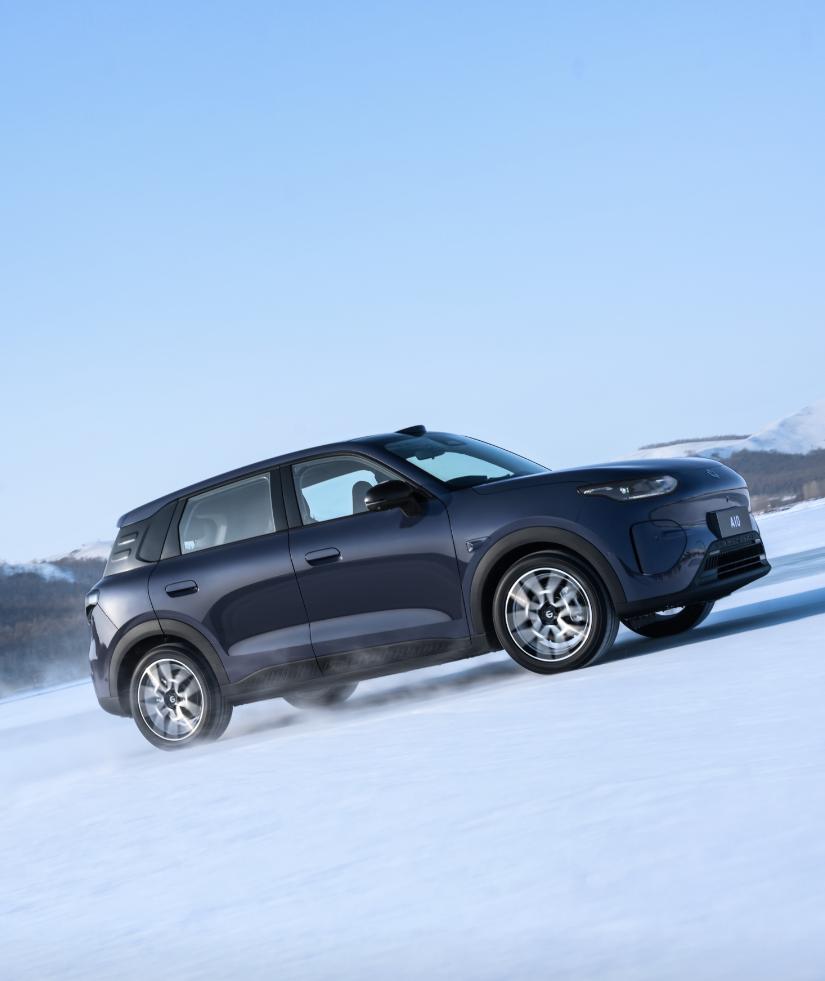 零跑A10现身牙克石，别说，这小车在冰面上还挺出片！刚刚过去的1月，D系列新车刚