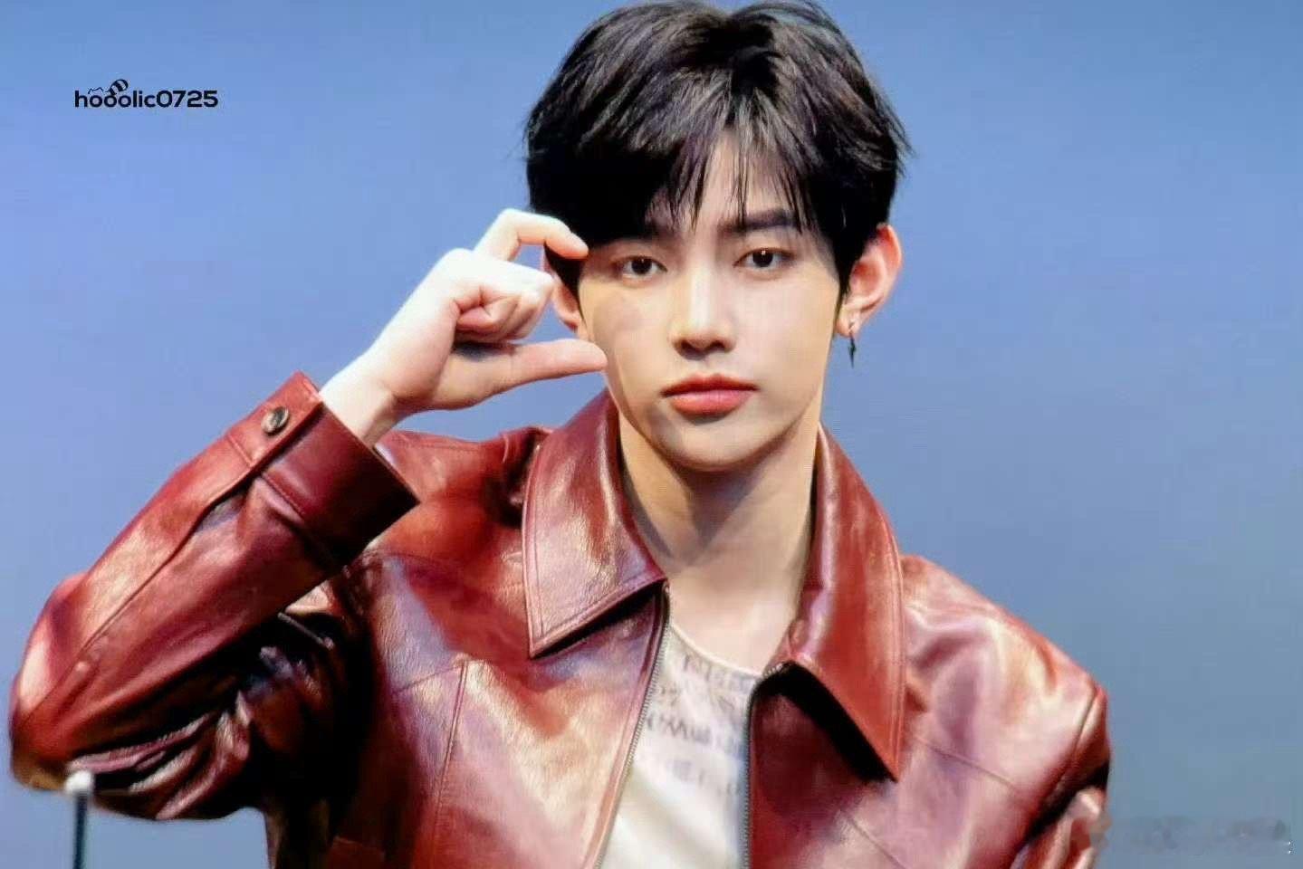 章昊红皮衣章昊签售饭撒章昊红皮衣，爱了爱了，绝啦 