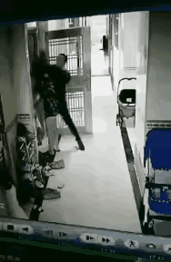监控拍下的10秒，全网都在为这个女人揪心
 
监控画面里，那个男人抬脚狠踹的动作