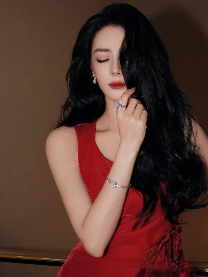 迪丽热巴红裙天选之人红丝绒裙明艳又有故事感，真的美到心坎里 迪丽热巴红丝绒裙明艳
