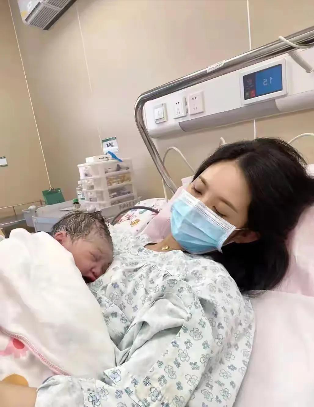 感动人的一幕！山东的一家医院迎来一名特殊的产妇，即将分娩时，当医生解开她衣服的那