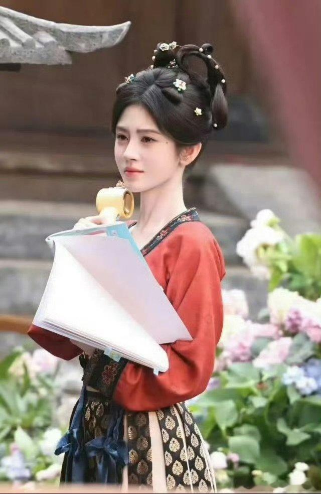 鞠婧祎新剧唐装造型路透 随手抓拍的片场画面，唐装加身的苏绿夏灵动俏皮，颜值造型双