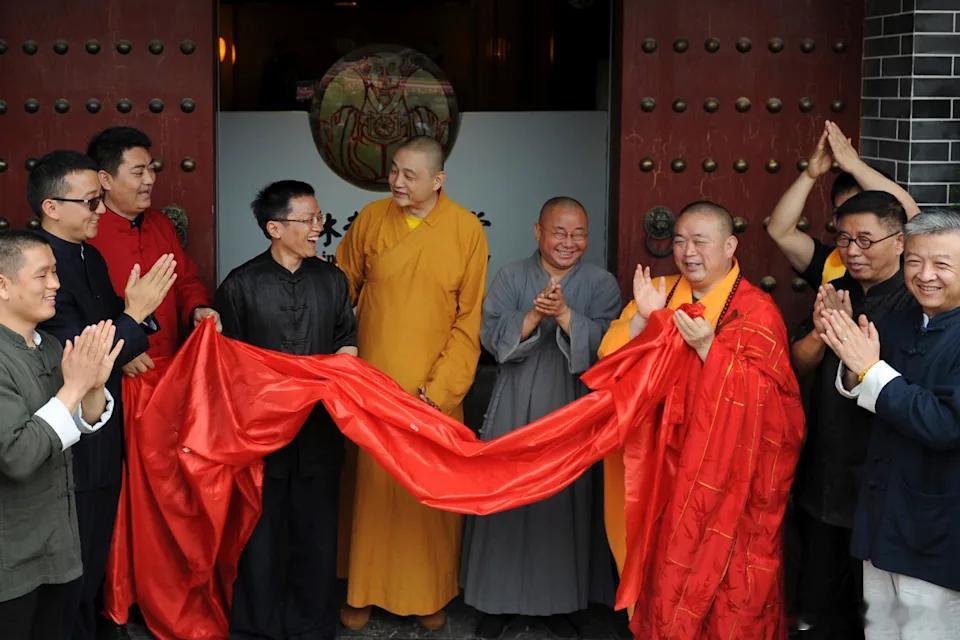 【少林寺主持涉嫌挪用资金接受调查】（美联社）——中国著名的少林寺周日宣布，少林寺