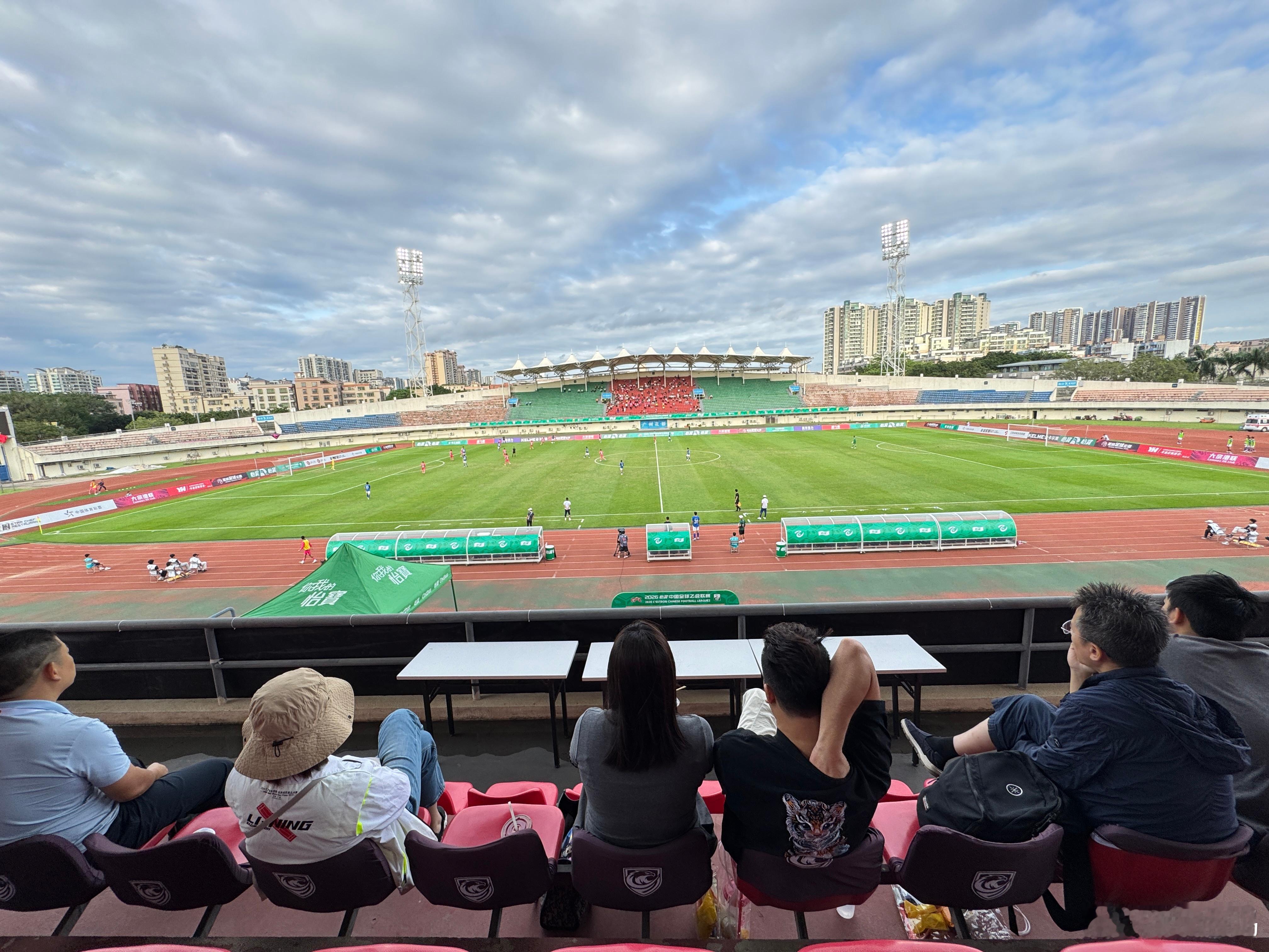 今天到广州蒲公英主场花都体育中心现场观赛的球迷人数：323人（现场播报）鸣聊体育