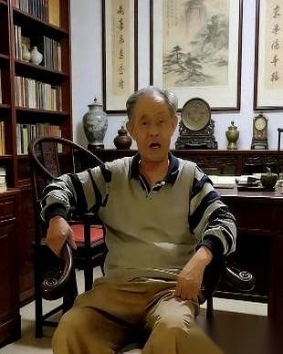 一个看守国宝的人，自己家里却堆成了一个“小故宫”。
这事儿最有意思的地方就在这儿