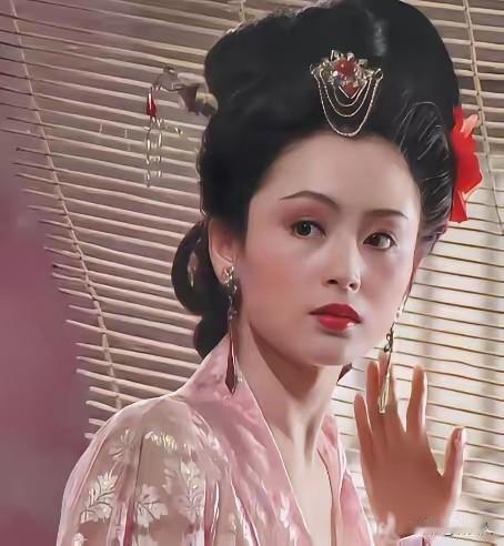 吕布被曹操杀死以后，曹操的士兵闯入吕布的内室发现了貂蝉，貂蝉怕被士兵糟蹋，立刻举
