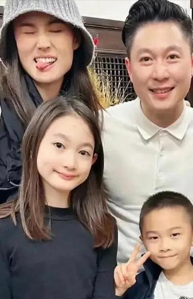 李小鹏的女儿奥莉真是女大十八变越变啊！她不仅继承了父亲的体育天赋，而且在外貌上完