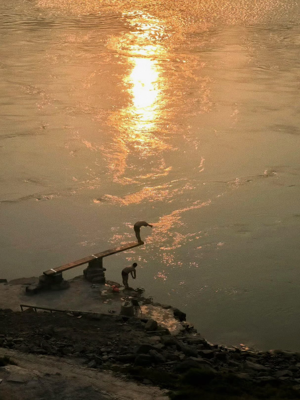 美丽的夕阳江畔，夏天的悄然来临。🌇评论区抽三位小伙伴各送50🧧 喝杯☕️ 祝