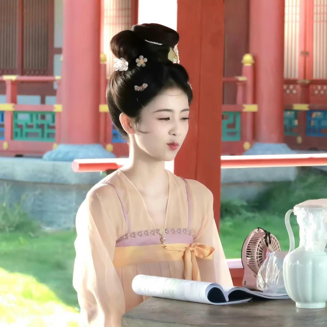 莫离第三 莫离完全高开高涨好吧，永远没有人能拒绝来上一段白鹿高强度演技！接下来剧
