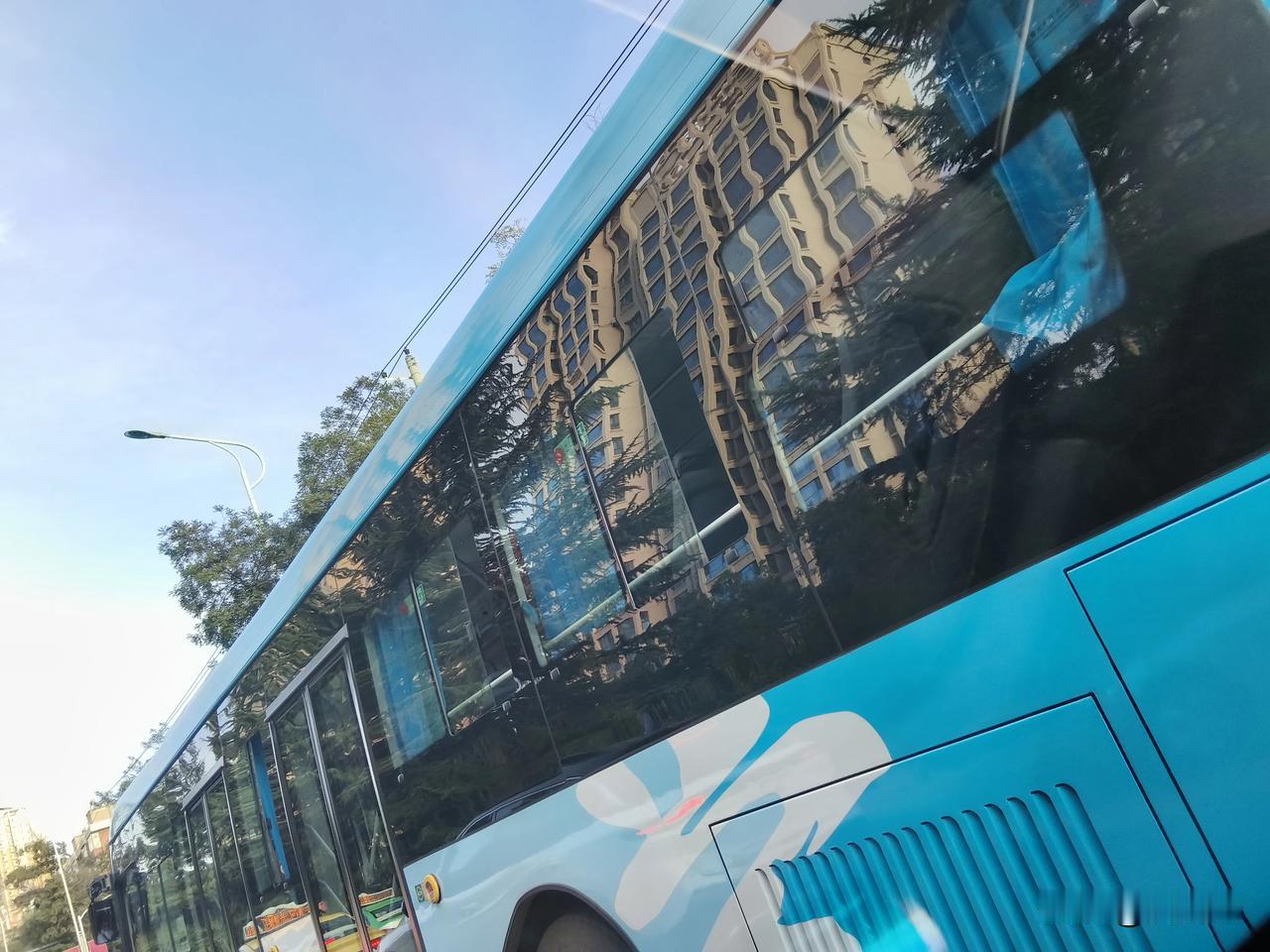 兰州中秋节假期的一个变化
1.乘坐公交车的人增加了
2.市区逛公园的人也增加了