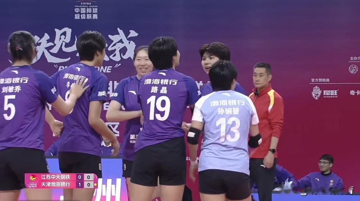 天津女排以“青春风暴”遏制“青春风暴”。江苏女排首发阵容平均年龄20.7岁，天津