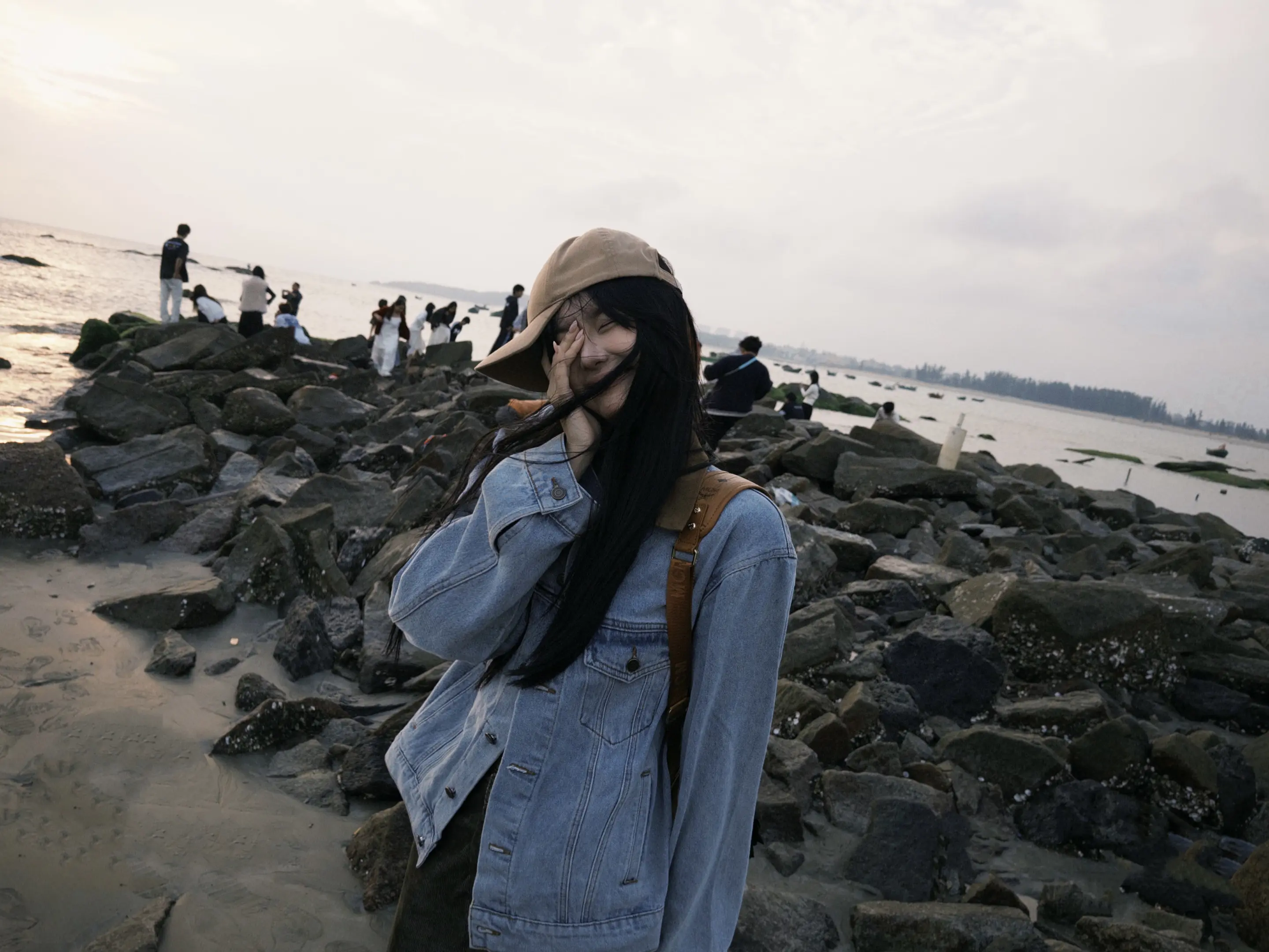 希望你记住我爱笑的脸 和我看向你的眼