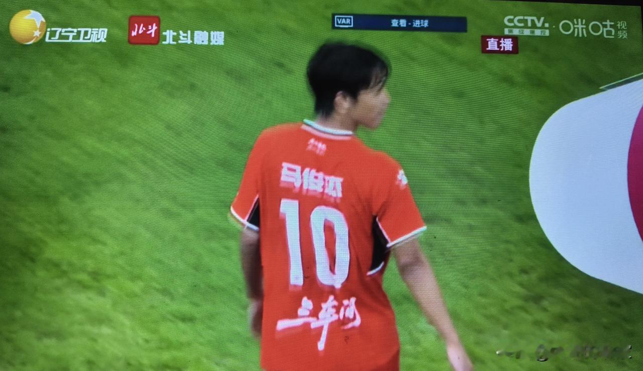 在刚结束的东北超比赛中，大连队主场1:1被沈阳队逼平。这场比赛算是富有一定的戏剧