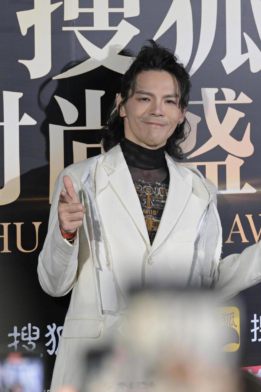 向佐还原摸鼻子手势  向佐国风造型  身穿白色剪裁西装搭配国风长袍出席 搜狐时尚