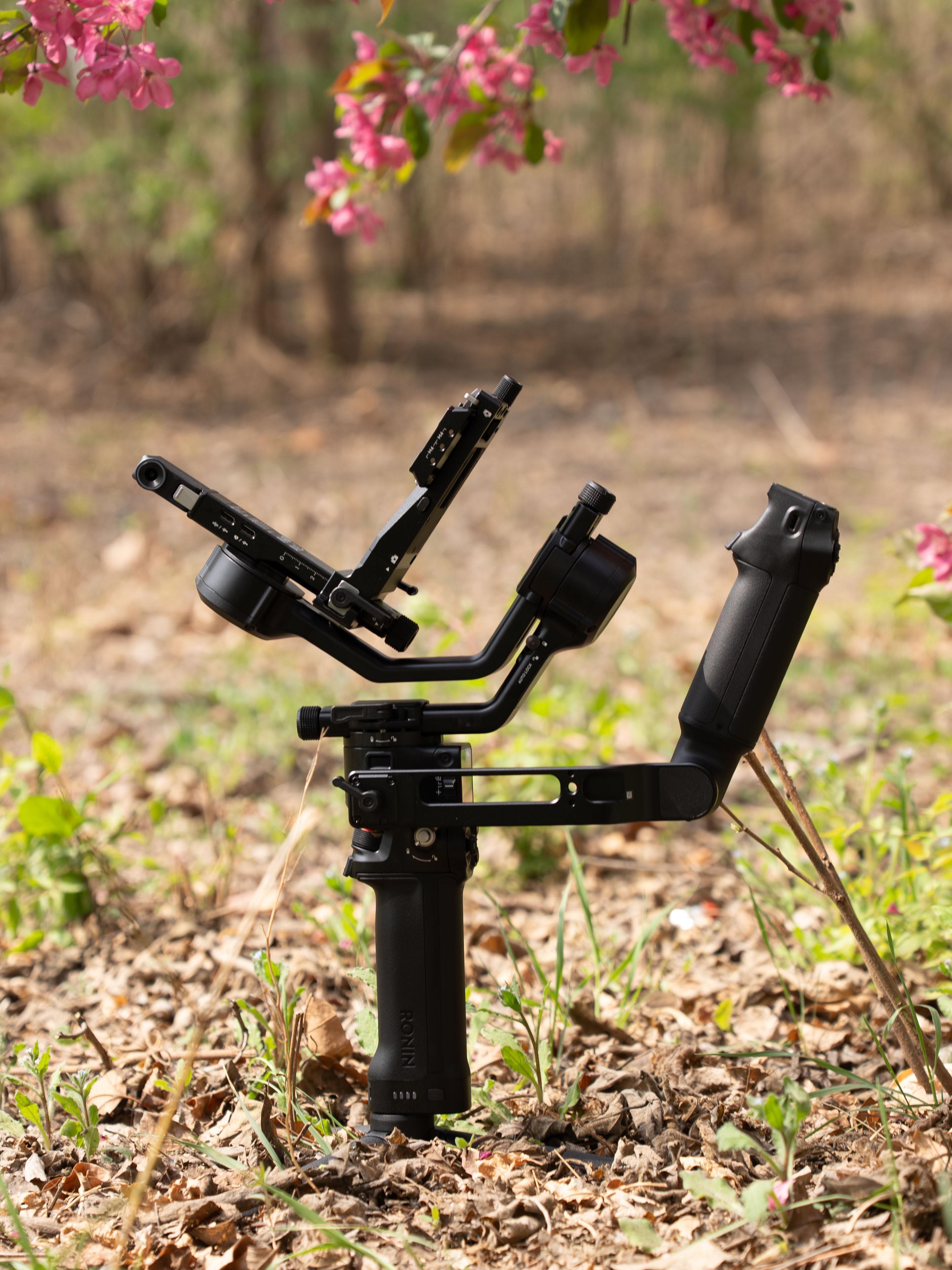 收到了大疆 RS 5 稳定器这款稳定器支持全新增强智能追踪模块，在稳定器屏幕框选