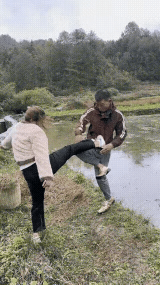 惹事生非的男子不知好歹
两次将女的斗（斗肌）得前趴…

女人也不是好惹的，看完真