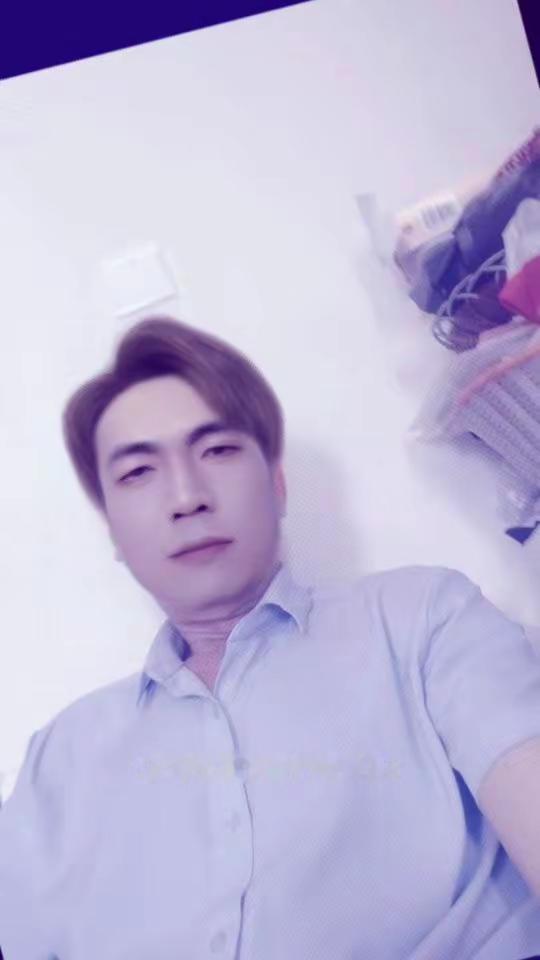 时光带走的只有年龄 致回不去的青春留不住的岁月 翻出往事