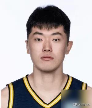 张皓嘉一场比赛干出+49的正负值，就离谱。
他打了38分钟，得分篮板助攻加起来