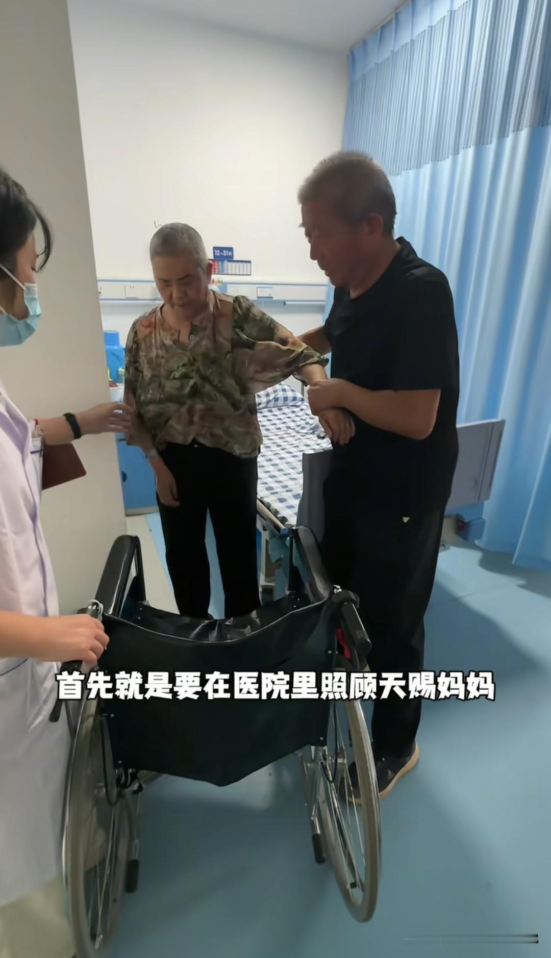 6岁小天赐75岁老父亲每天都很忙，这个老父亲满眼都是疲惫，他一边照顾自己生病的老