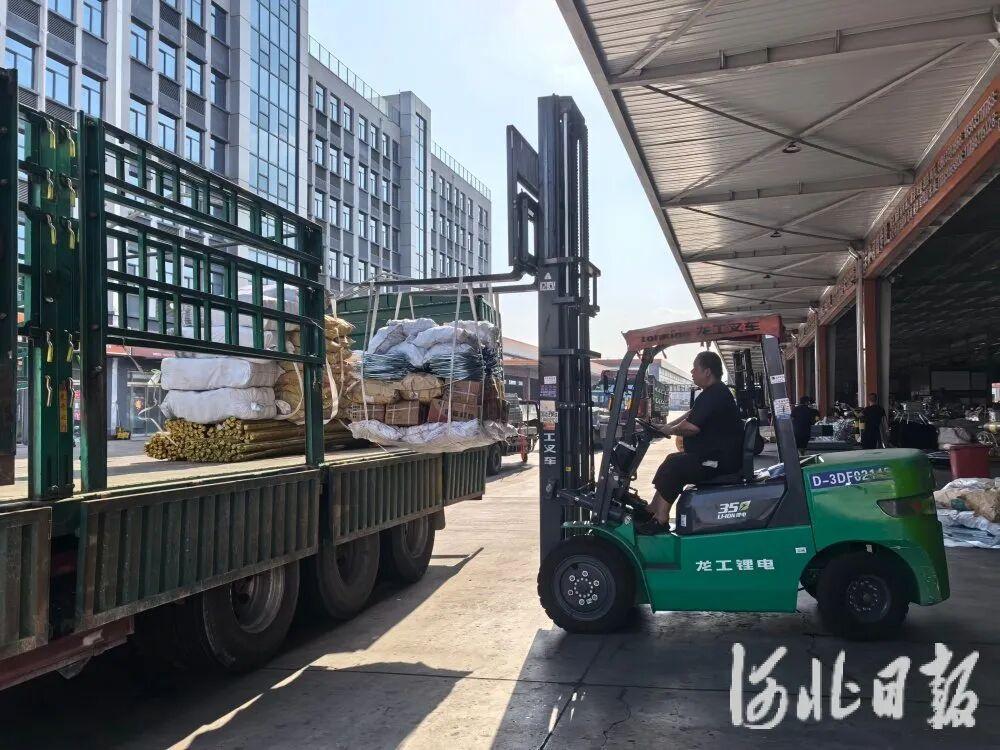 河北积极打通县域特色产业微循环
 在邯郸市永年区世创物流港，物流公司工作人员正在