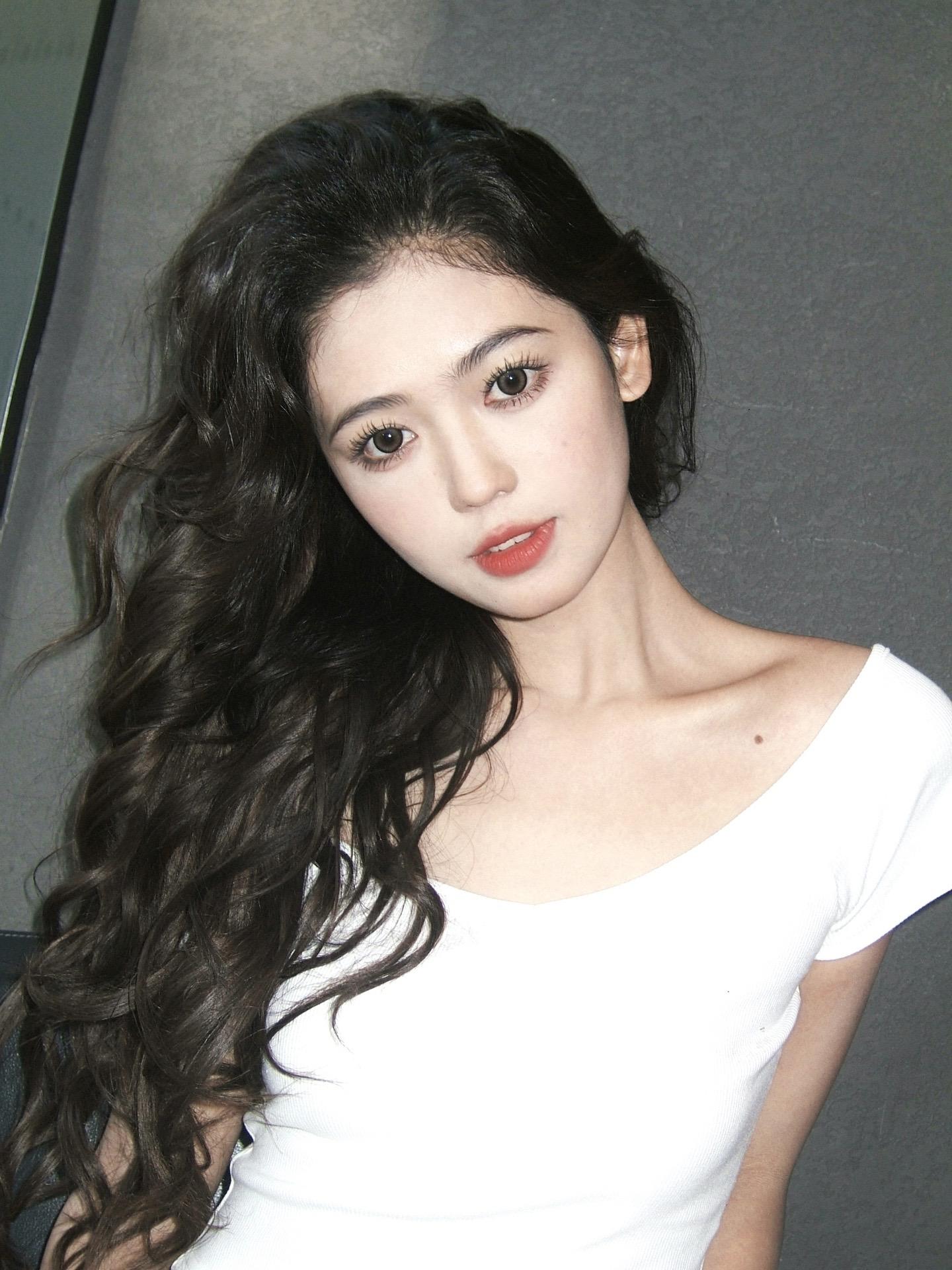 我这张脸 美就美在眉眼。五官中一眼看到的就是眉眼！重要程度不必多说！
换个新眉毛，快乐一整天～
来拍照了ccd