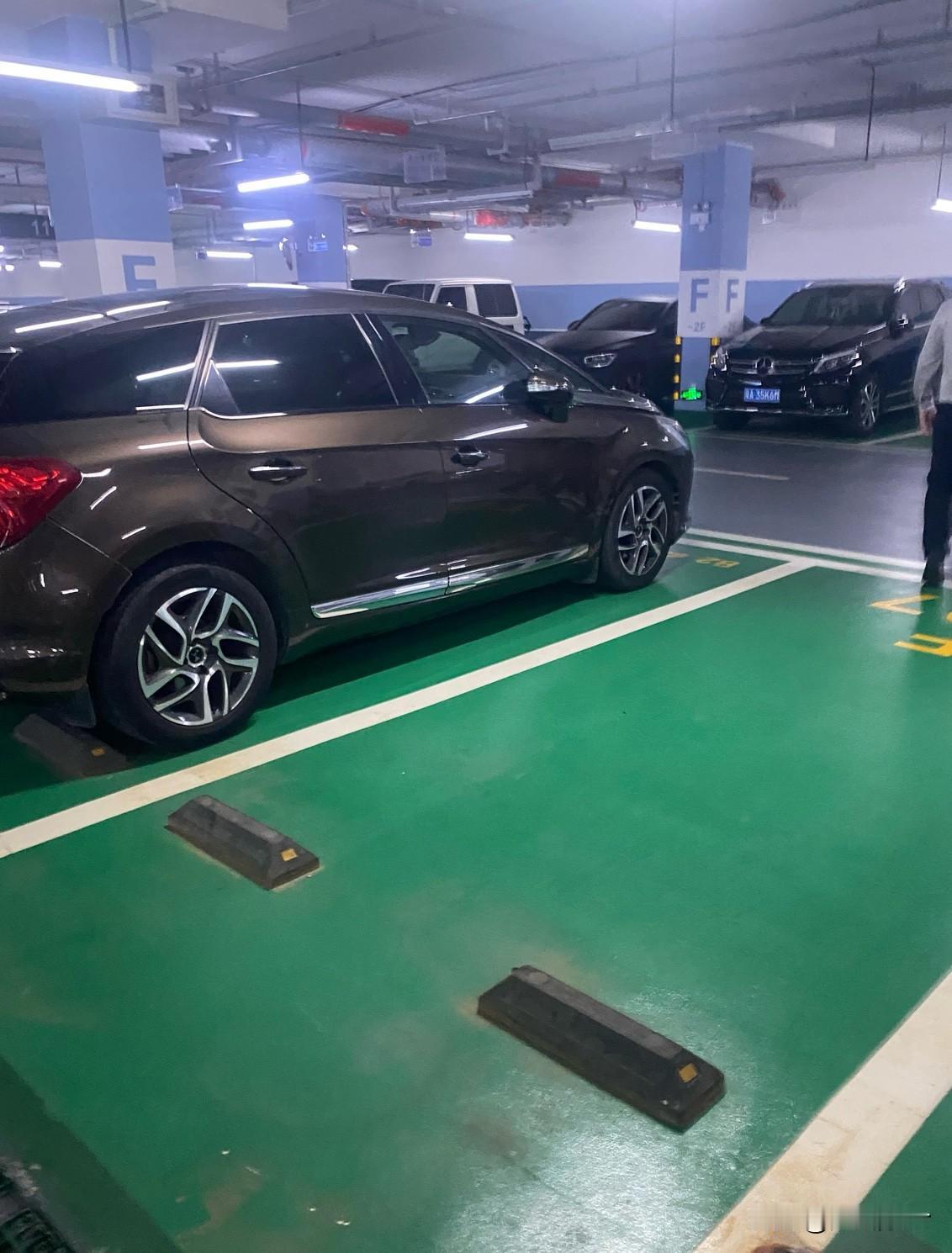 转让广州火车站旁的，地下负一层产权车位，房子已经卖掉，还有个车位，低价转让，16