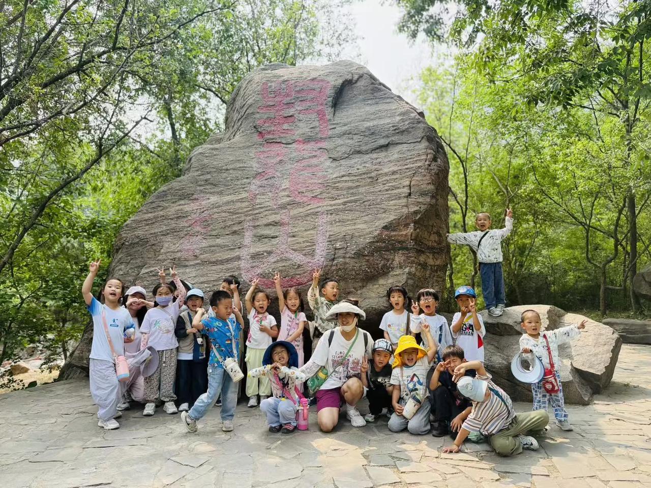 阳光正好，幼儿园的小朋友们像一群欢快的小鸟，叽叽喳喳地奔向封龙山。一路上，嫩绿的