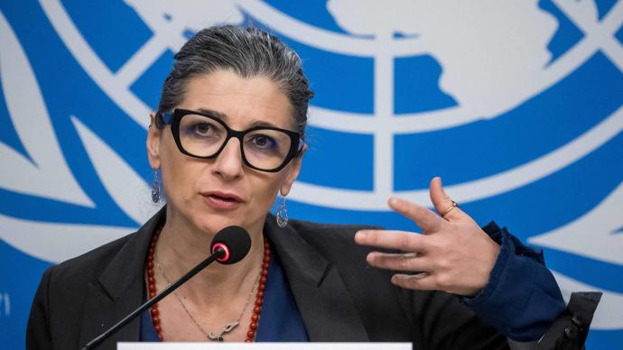 联合国里，终于来了个狠人。
一个叫阿尔巴内塞的女人，当着全世界的面，把一份报告直