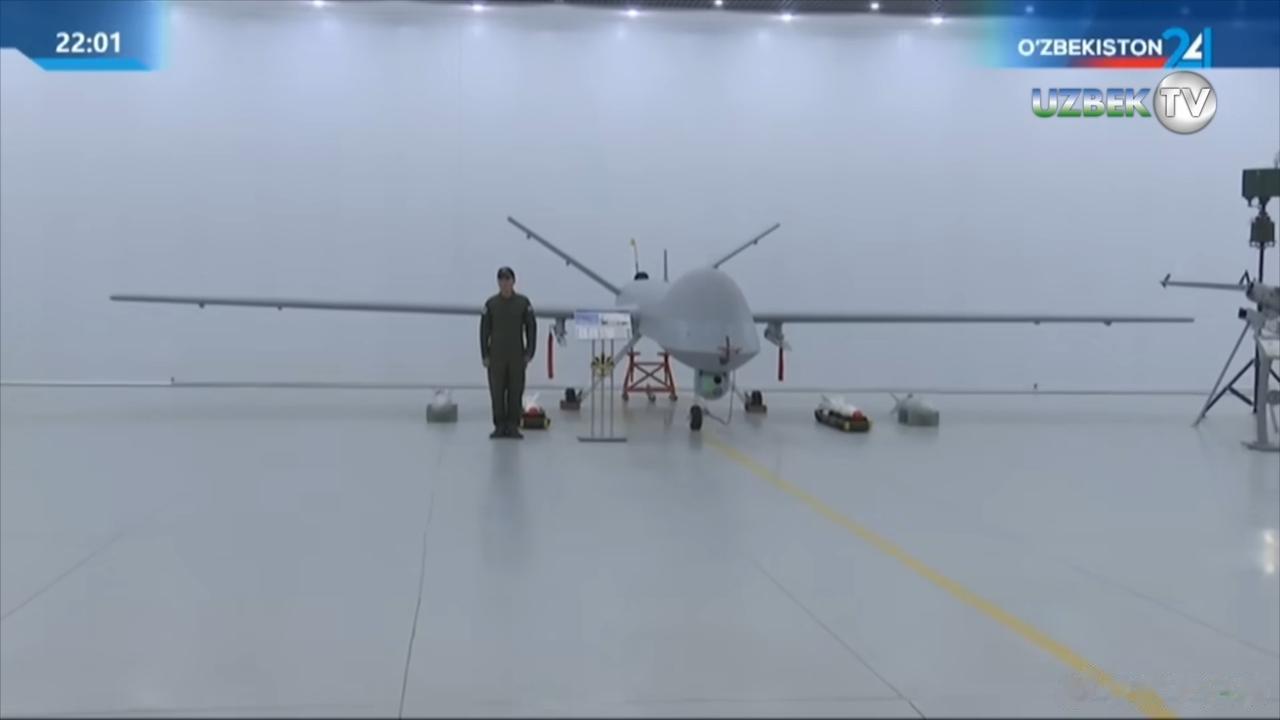 乌兹别克斯坦展示其装备的中国造“翼龙-1”无人机与土耳其造TB-2“旗手”无人机