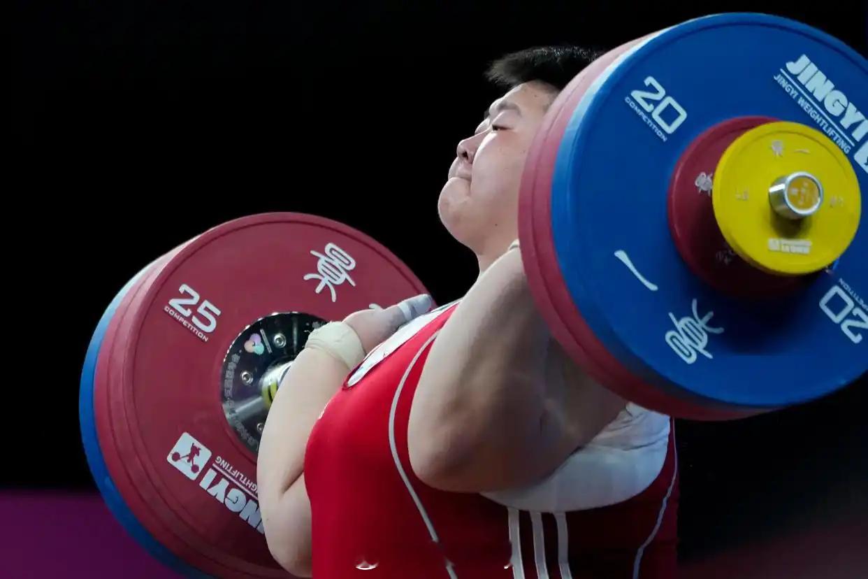 举重女子87公斤以上级，黑龙江队李闫夺得金牌，福建队鞍山籍运动员李雯雯夺得银牌，